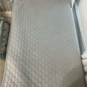 Koolaburra Gray Comforter with Quilted Design w/ 2 pillowcases